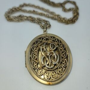 Sarah Coventry Gold Tone Filigree Oval Locket Necklace Scroll Design Vintage